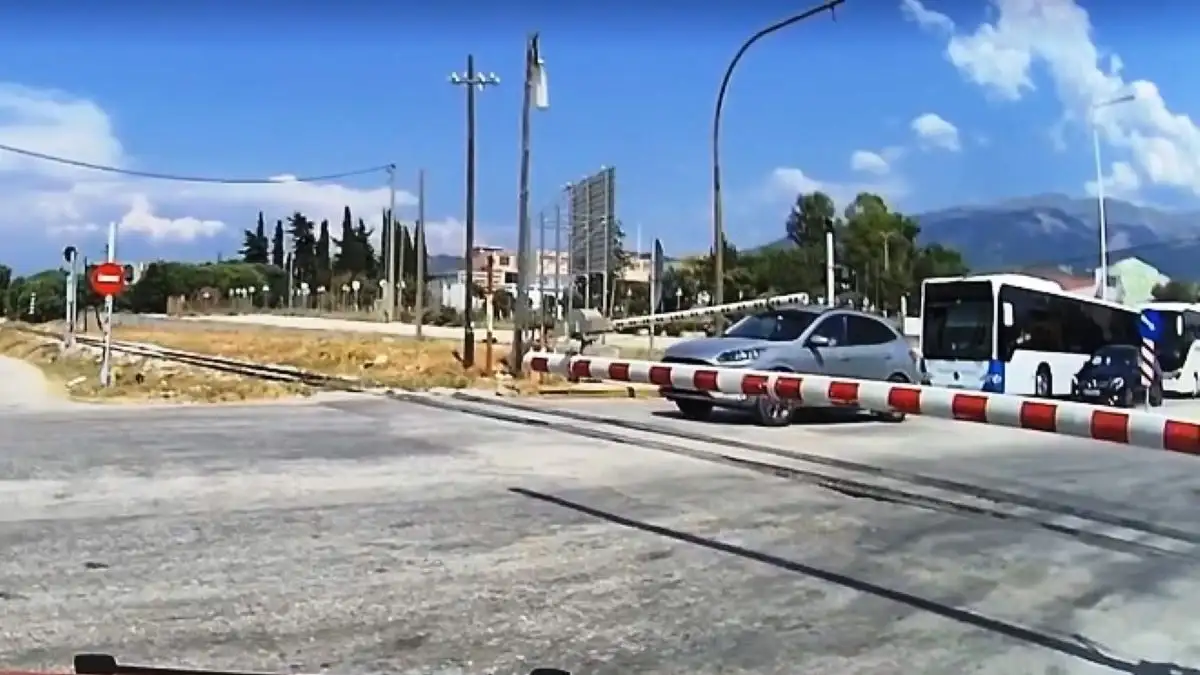 Πάτρα: Πέρασε κάτω από τις μπάρες του τρένου, τον εγκλώβισαν και ανέπτυξε ταχύτητα