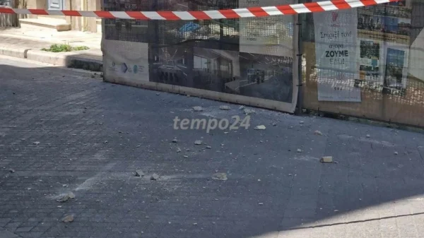 Πάτρα: Μεγάλα κομμάτια από σοβάδες έπεσαν σε κεντρικό πεζόδρομο, δείτε φωτογραφίες