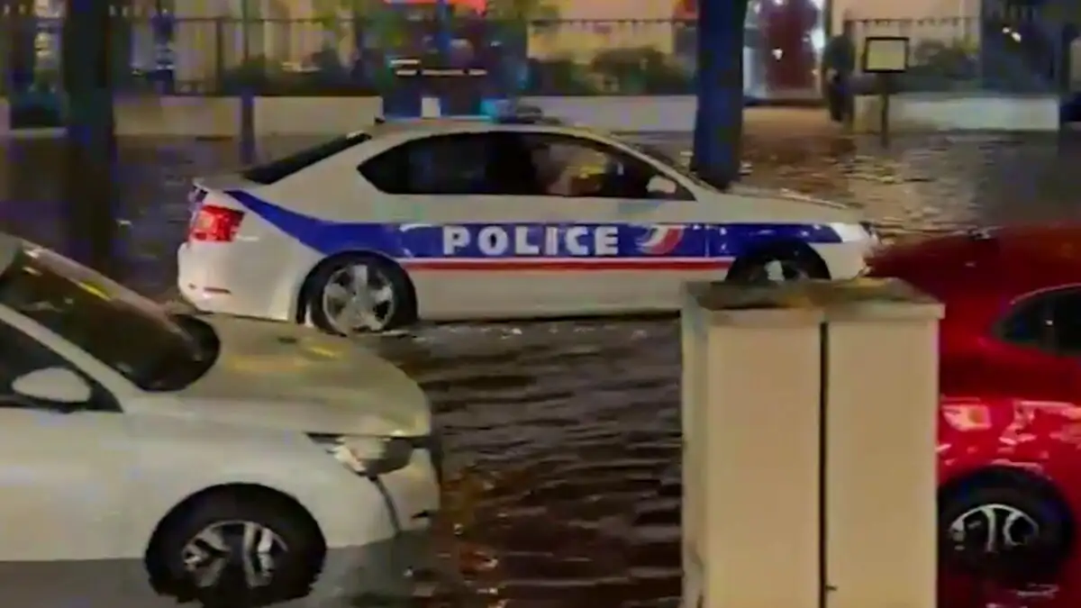 Γαλλία: Αστυνομικοί έκαναν περιπολία στους πλημμυρισμένους δρόμους με μουσική από τον Τιτανικό – Το βίντεο που έγινε viral