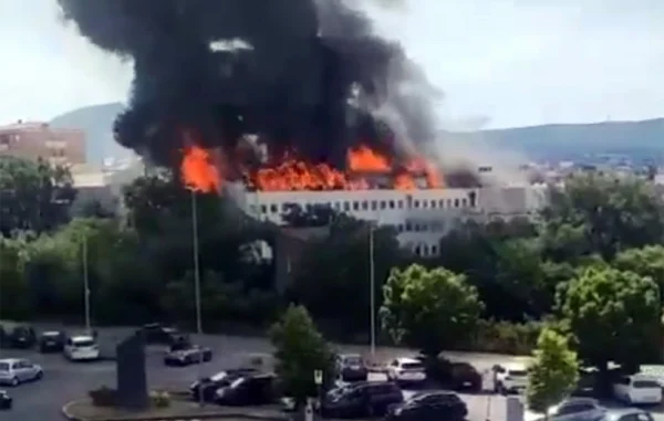 Φωτιά στο πανεπιστήμιο του Βιτέρμπο στην Ιταλία: Έχει επεκταθεί στο σύνολο του κτιρίου