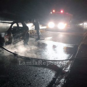 Στα άκρα τσακωμός γειτόνων στην Ευβοία: Έπεσε ξύλο, του έκαψε ολοσχερώς το ΙΧ και ταμπουρώθηκε σπίτι του