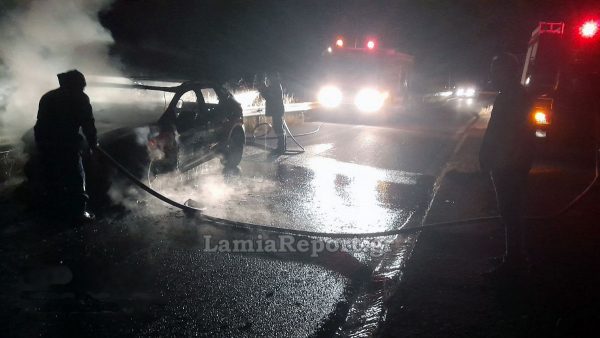 «Λαμπάδιασε» αυτοκίνητο εν κινήσει στην π.ε.ο. Αθηνών - Λαμίας στο ύψος του Λογγού