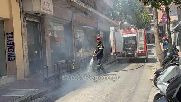 Λαμία: «Λαμπάδιασε» φρεάτιο στο κέντρο της πόλης - Δείτε βίντεο και φωτογραφίες