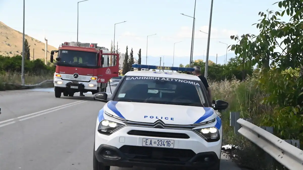 Αυτοκίνητο έπεσε στον γκρεμό στα Λιμανάκια Βουλιαγμένης μετά από τροχαίο – Δύο εγκλωβισμένοι