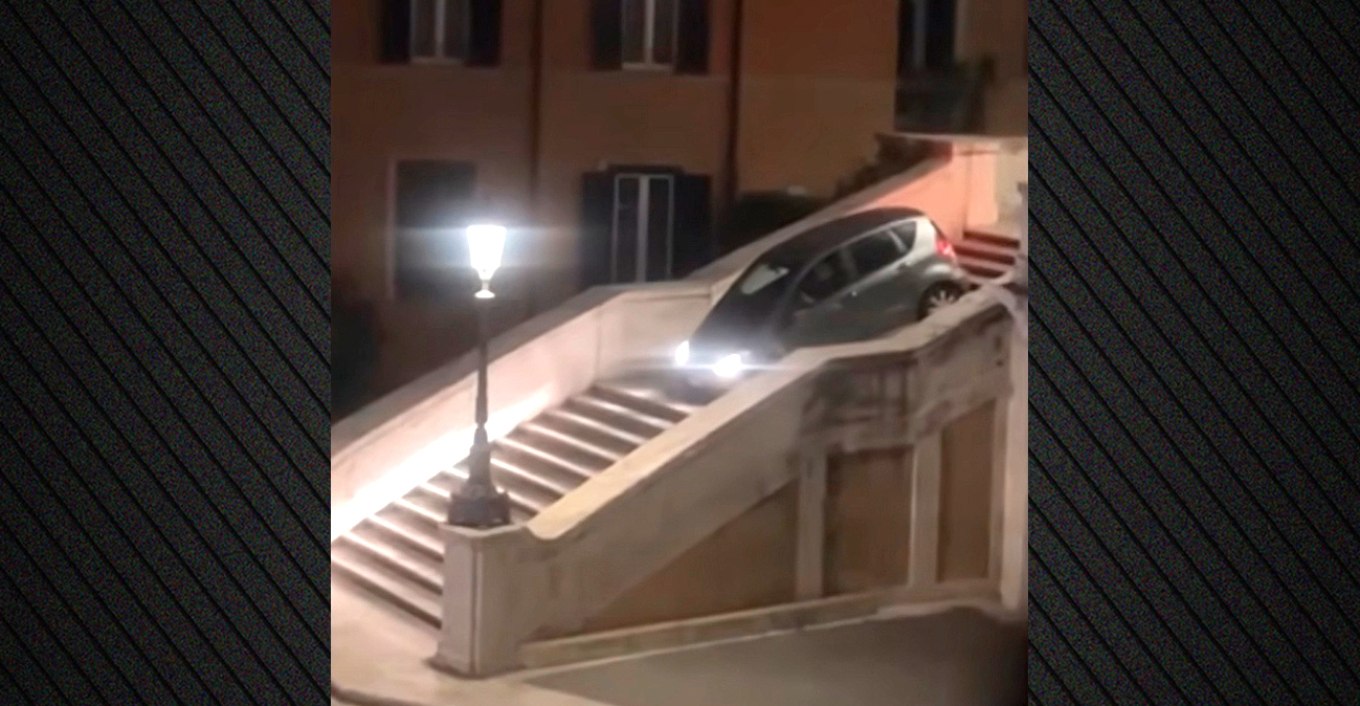 Ρώμη: Δείτε βίντεο που δείχνει τον 81χρονο να «κατεβαίνει» με το ΙΧ τα Ισπανικά Σκαλιά