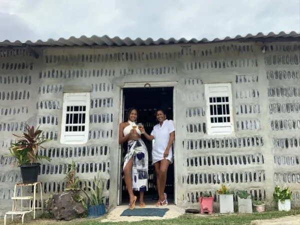 Βραζιλία: Μητέρα και κόρη έφτιαξαν σπίτι από μπουκάλια – «Έχει την υπογραφή μας»