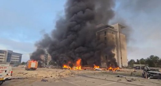 Συναγερμός στο Ισραήλ για εκτόξευση πυραύλων από το Ιράν και επιθέσεις των ισραηλινών σε βιομηχανικό πάρκο: «Παράθυρο» στη διπλωματία από Τραμπ