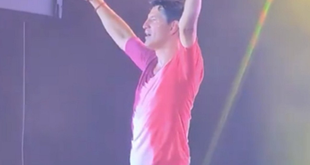 Το παντελόνι του Σάκη Ρουβά σκίστηκε στη σκηνή και το βίντεο έγινε viral -Η αντίδραση του τραγουδιστή