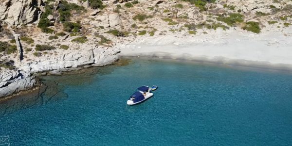 Οι Ιταλοί αποθεώνουν το Μαγγανάρι στην Ίο: «Ονειρεμένη παραλία, παράδεισος επί της γης»
