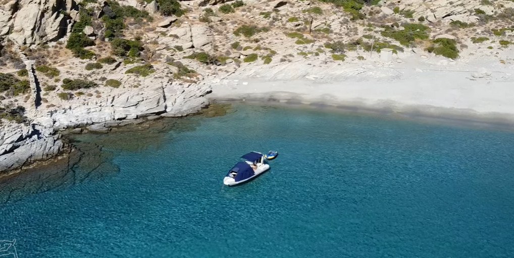 Οι Ιταλοί αποθεώνουν το Μαγγανάρι στην Ίο: «Ονειρεμένη παραλία, παράδεισος επί της γης»