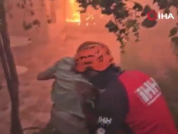 Φωτιές στη Σμύρνη: 50.000 άνθρωποι άφησαν τα σπίτια τους λόγω των πυρκαγιών