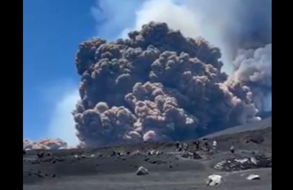 Ηφαίστειο Αίτνας: Τουρίστες τρέχουν να σωθούν από το σύννεφο τέφρας