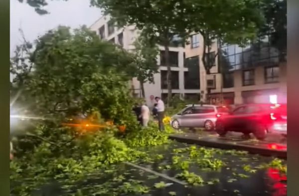 Πνίγηκε από τις σφοδρές καταιγίδες το Παρίσι: Δύο νεκροί, 17 τραυματίες, πάνω από 100.000 σπίτια χωρίς ρεύμα – Πλημμύρισε η Εθνοσυνέλευση