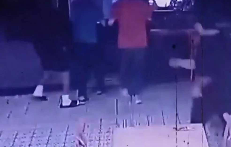 Κάμερα ασφαλείας καταγράφει τον ισχυρό σεισμό στη Ρόδο: «Τρέξαμε να βγούμε έξω – Πέφτανε πράγματα από τα ράφια»