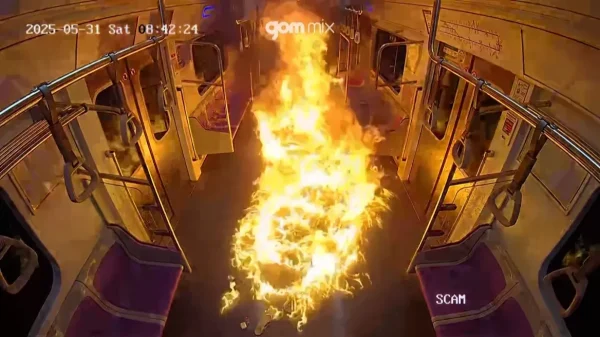 Σεούλ: Βίντεο από τη στιγμή που άνδρας ανάβει φωτιά μέσα σε βαγόνι του μετρό