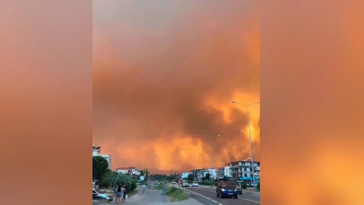 Μεγάλη φωτιά στην Σμύρνη: Καπνοί και στάχτες σκέπασαν και την Πάτμο
