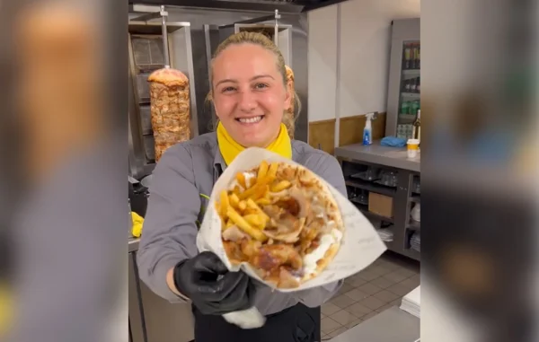 Το Notting Hill λατρεύει το ελληνικό σουβλάκι: Βίντεο με πιτόγυρο «γίγαντα» έγινε viral