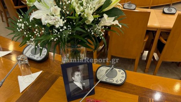 Το Δημοτικό Συμβούλιο Λαμιέων τίμησε τη μνήμη του Κώστα Σταυρογιάννη