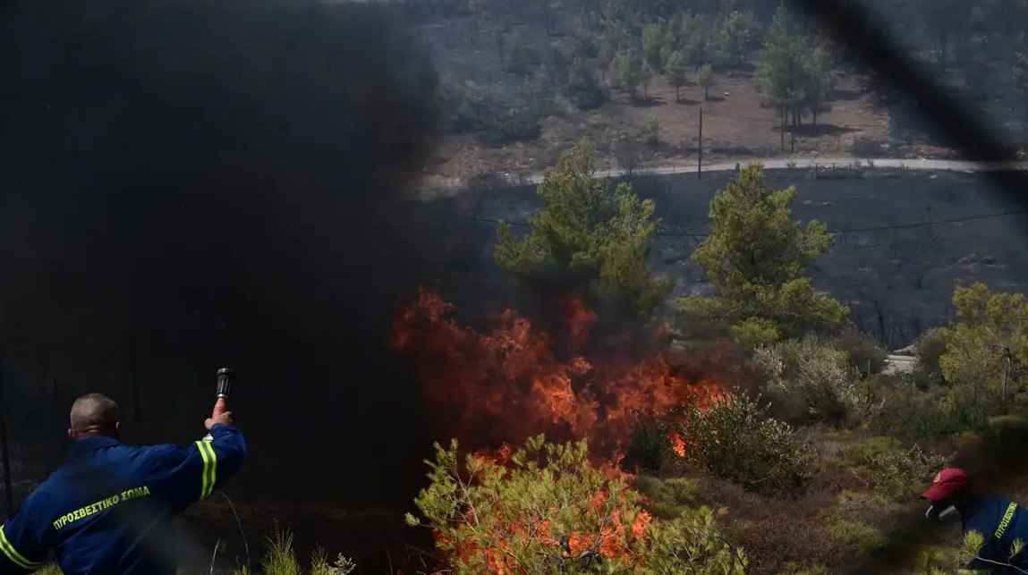 Φωτιά στο Νεοχώρι Αργολίδας: Σηκώθηκαν αεροσκάφη, στη μάχη και 40 πυροσβέστες