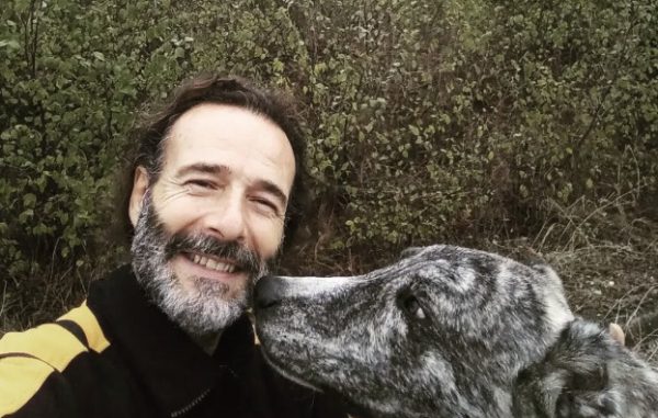 Ο Θανάσης Ευθυμιάδης «πνιγμένος» στη λάσπη, συμβουλεύει παιδιά και γονείς για τις πανελλήνιες – «Με την AI όλα αλλάζουν γύρω μας»