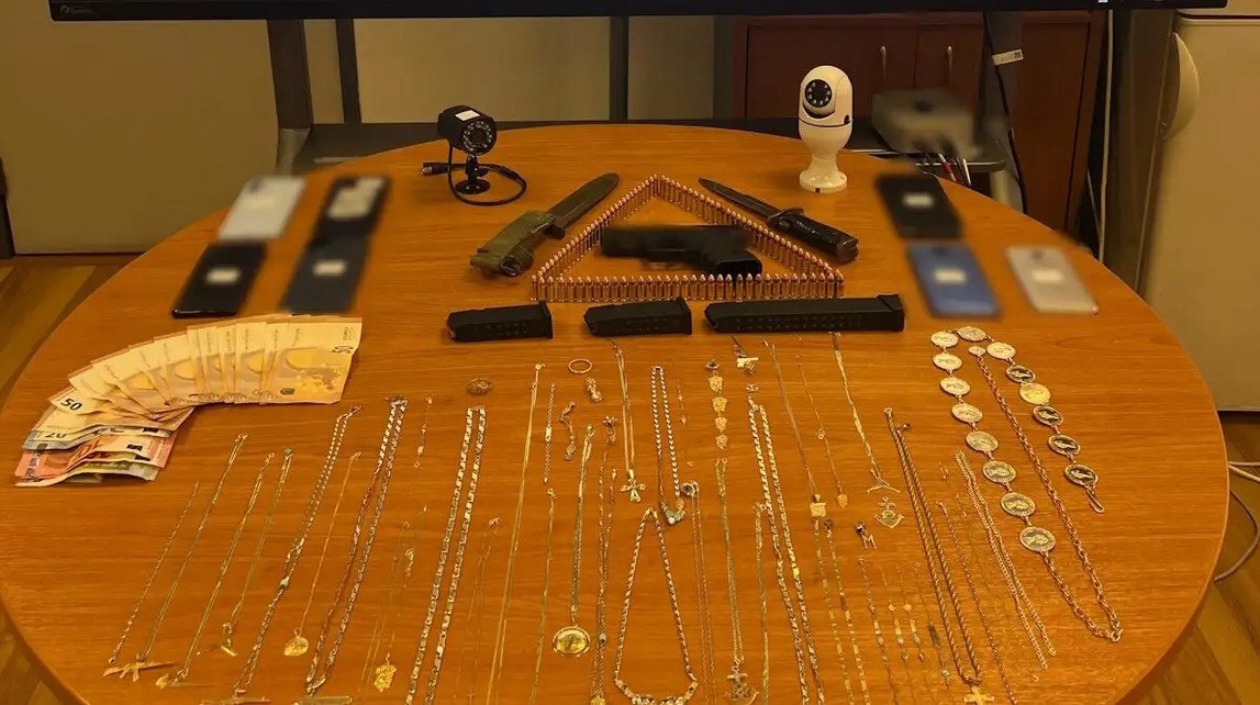 Μέγαρα: Βρέθηκαν όπλα, ξιφολόγχη και φυσίγγια σε σπίτια και αποθήκες – Χειροπέδες σε 23χρονη