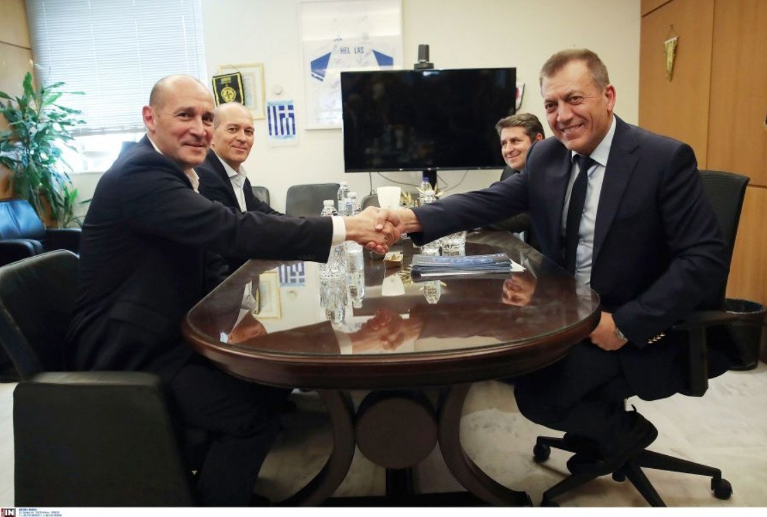 Οι αδερφοί Αγγελόπουλοι στο γραφείο του Γιάννη Βρούτση: «Δεν δεχόμαστε την εξομοίωση με τον Γιαννακόπουλο»