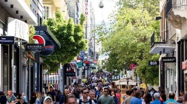 Ερμού: Μεταλλικό αντικείμενο έπεσε από τον 6ο όροφο κτιρίου – Σώθηκε από θαύμα 26χρονη, μία σύλληψη