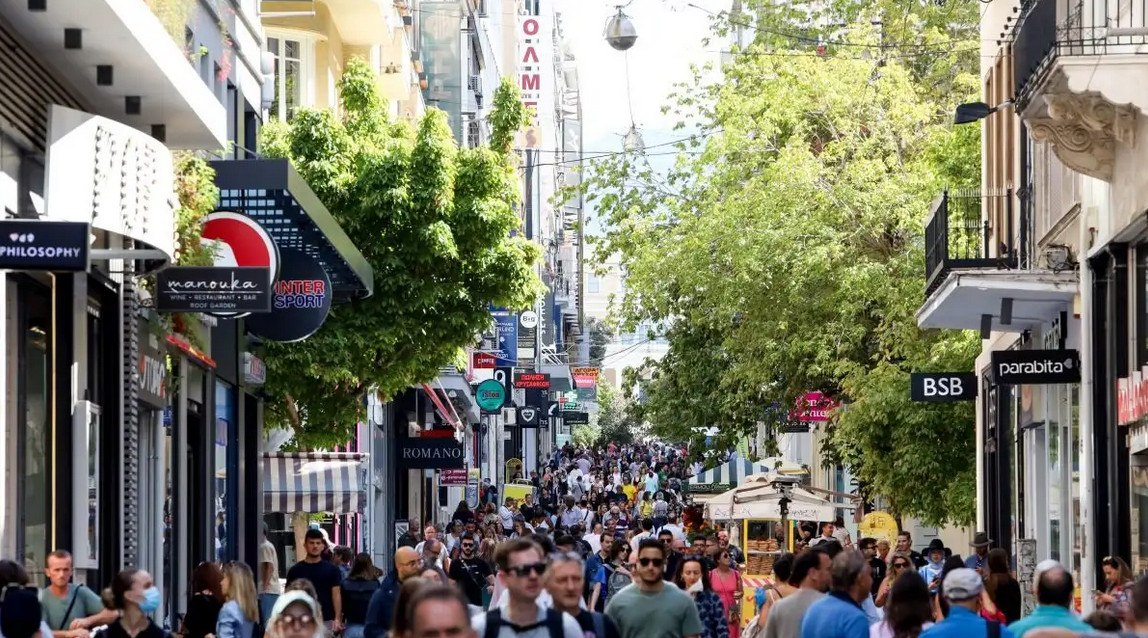 Ερμού: Μεταλλικό αντικείμενο έπεσε από τον 6ο όροφο κτιρίου – Σώθηκε από θαύμα 26χρονη, μία σύλληψη