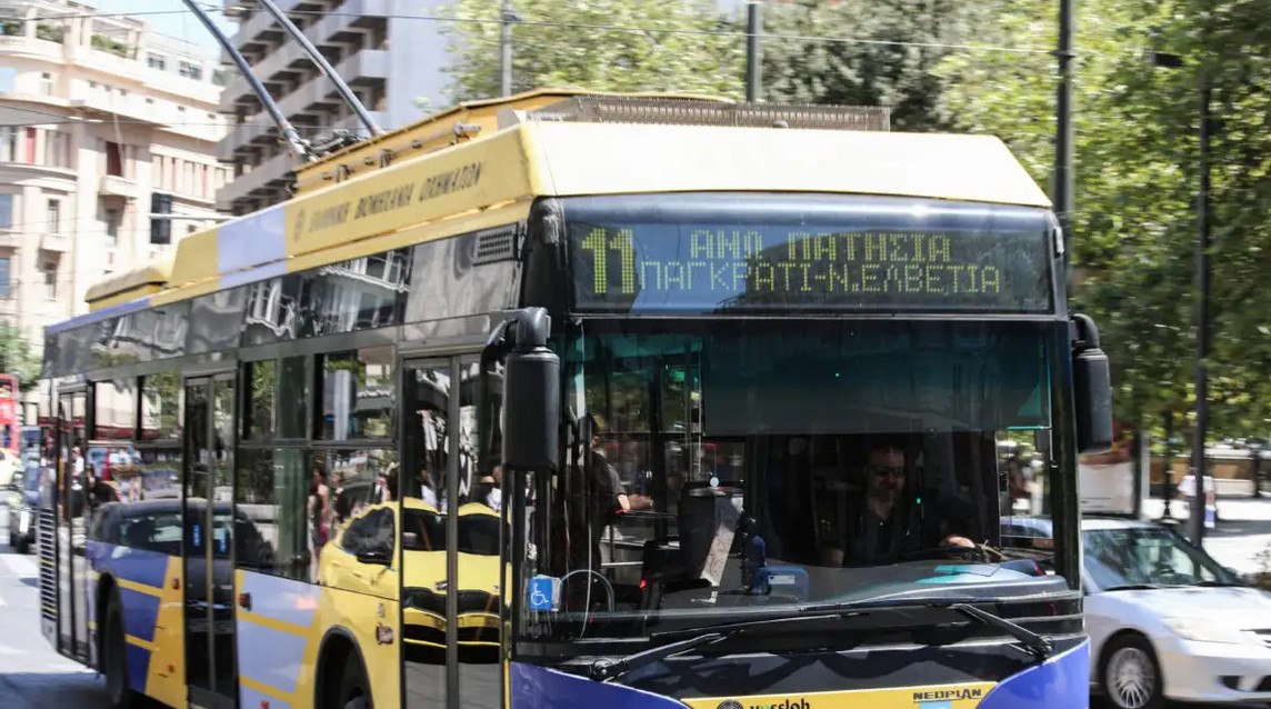 Κεραία τρόλεϊ έπεσε πάνω σε ταξί – Ασφυξία στο κέντρο της Αθήνας