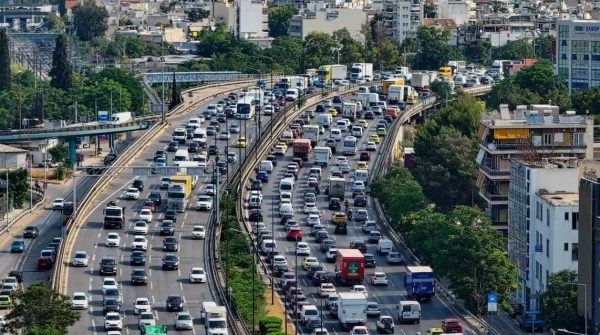 Σε εξέλιξη η έξοδος του Αγίου Πνεύματος – Πάνω από 60 λεπτά καθυστέρηση στην Αττική Οδό