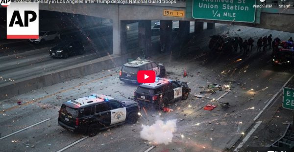 Σκηνές χάους στο Λος Άντζελες: Διαδηλωτές καίνε αυτοκίνητα, η Εθνοφρουρά απαντά με πλαστικές σφαίρες