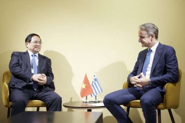 Συνάντηση Μητσοτάκη με τον πρωθυπουργό του Βιετνάμ - Επίσημη πρόσκληση να επισκεφθεί το Ανόι