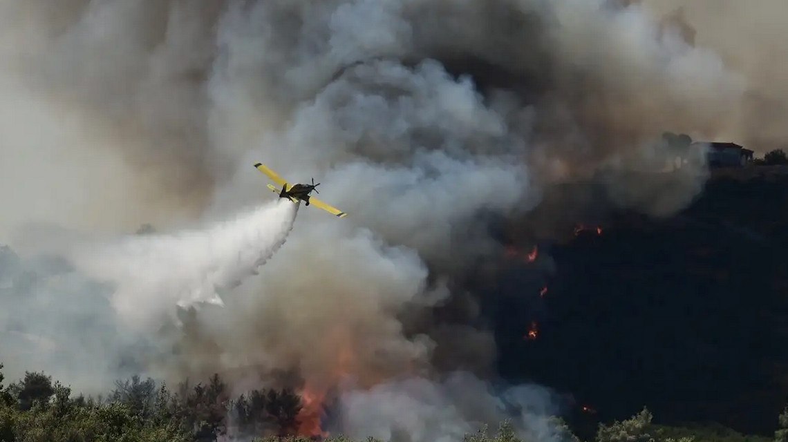 Σέρρες: Παραδομένη στις φλόγες δασική έκταση στο Μελενικίτσι – Σηκώθηκαν αεροσκάφη