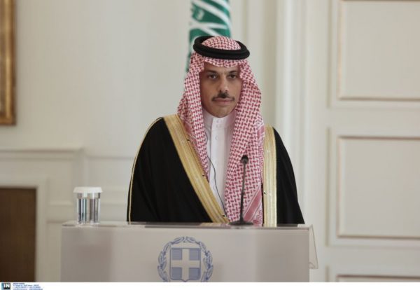 Επικοινωνία Γεραπετρίτη με τον Σαουδάραβα ΥΠΕΞ – «Βαθιά ανησυχία για την κλιμακούμενη κατάσταση στη Μέση Ανατολή»