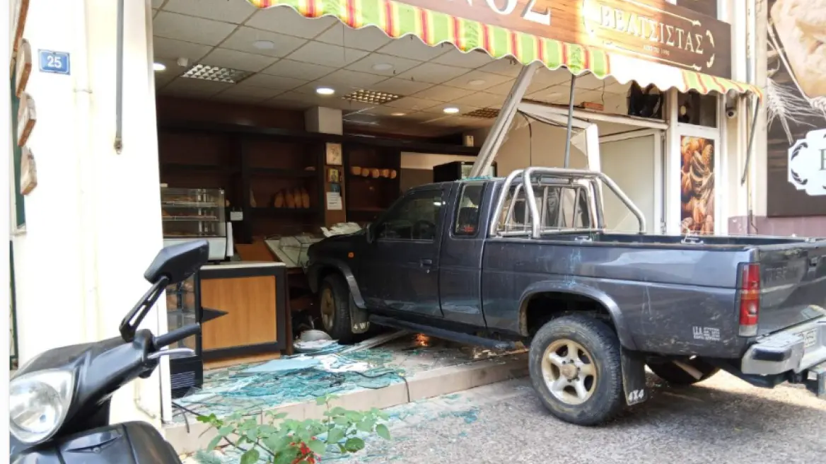 Αγροτικό μπούκαρε σε φούρνο στο κέντρο του Αγρινίου και «κατέβασε» όλη την τζαμαρία - Δείτε βίντεο