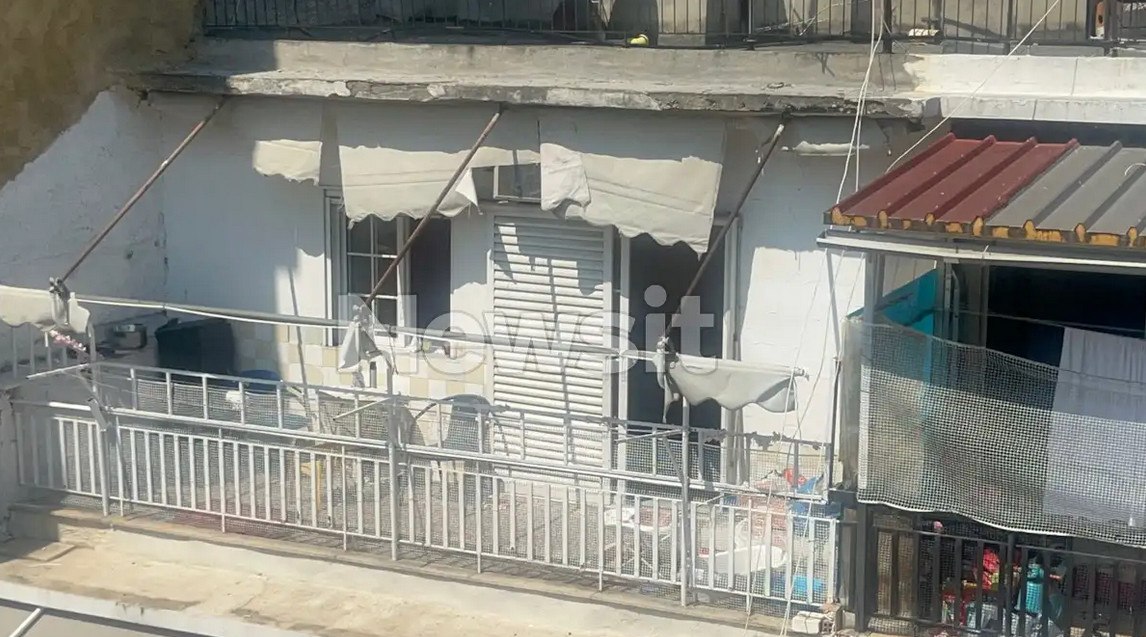 Θεσσαλονίκη: «Ψάχναμε με φακούς, οι γονείς δεν μας άνοιγαν» λέει ο αστυνομικός που βρήκε το μωρό στο μπαλκόνι