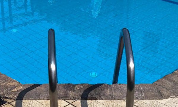 Ρόδος: «Είναι σαν να πέθανα εγώ, όταν την πήρα αγκαλιά επέπλεε στο νερό» λέει ο άνθρωπος που ανέσυρε την 3χρονη που πνίγηκε