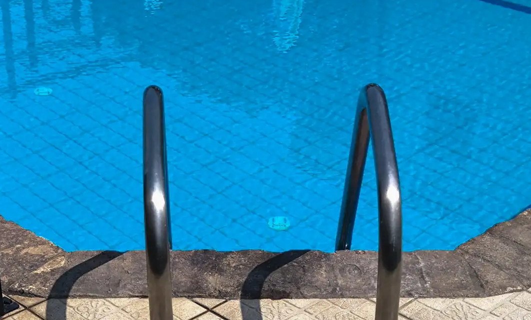 Ρόδος: «Είναι σαν να πέθανα εγώ, όταν την πήρα αγκαλιά επέπλεε στο νερό» λέει ο άνθρωπος που ανέσυρε την 3χρονη που πνίγηκε