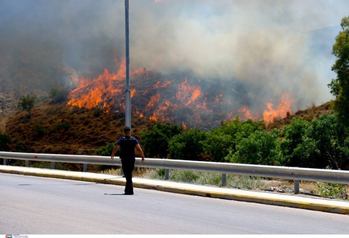 Φωτιά στη Χίο: Σε τρία μέτωπα οι φλόγες – Συνεχείς εντολές εκκένωσης από το 112