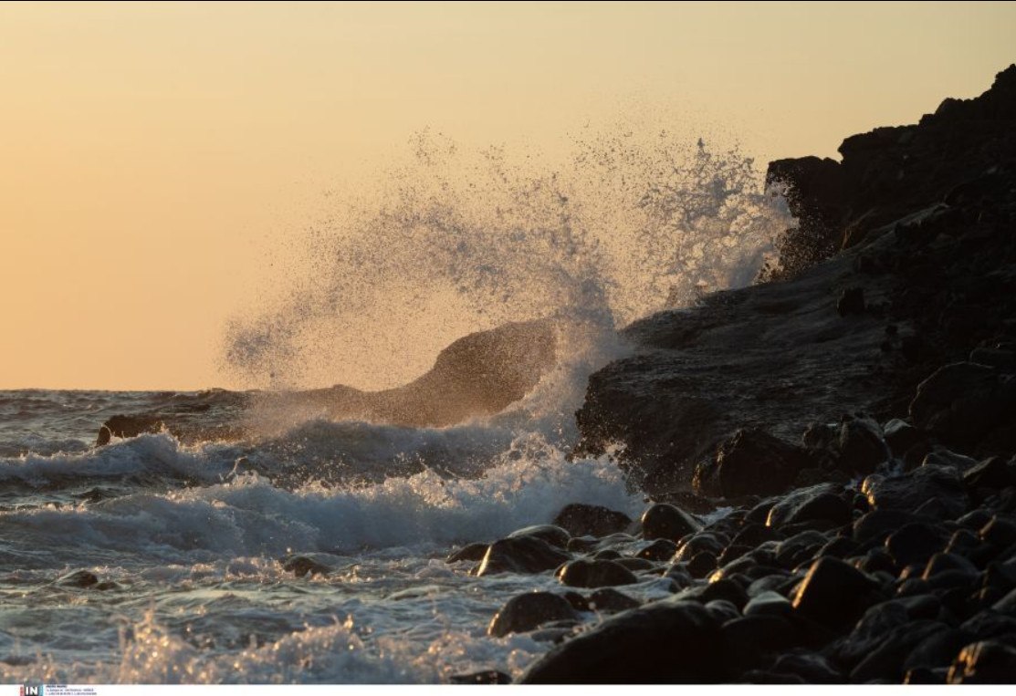 Θυελλώδεις βοριάδες στο Αιγαίο - Στα 95χλμ/ώρα η ριπή του ανέμου στην Τήνο