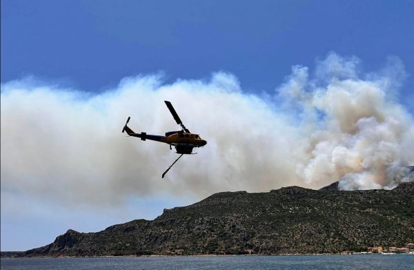 Μαίνεται η φωτιά στη Μονεμβασιά - Μήνυμα από το 112 για εκκένωση των περιοχών Καραβοστάσι και Πλύτρα