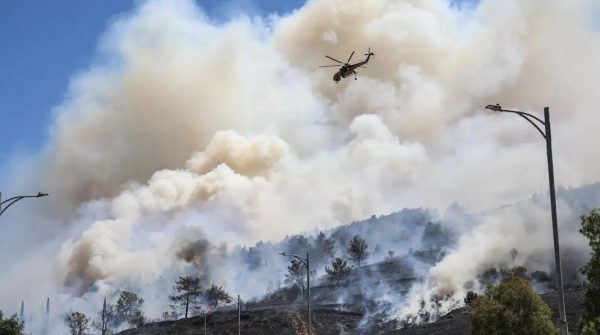 Φωτιά στις Λάκκες Αργολίδας – Και εναέρια μέσα στην μάχη της κατάσβεσης