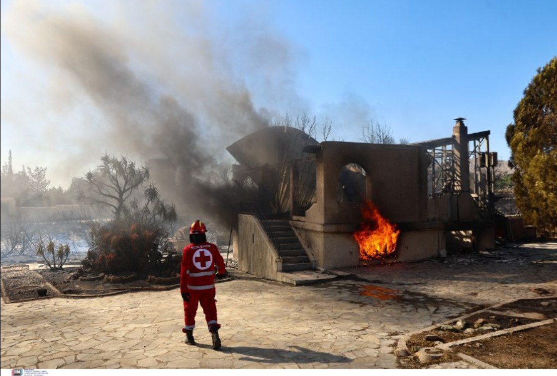 «Δίνουμε μάχη για να μην πάει η φωτιά στον εθνικό δρυμό», λέει ο δήμαρχος Σαρωνικού