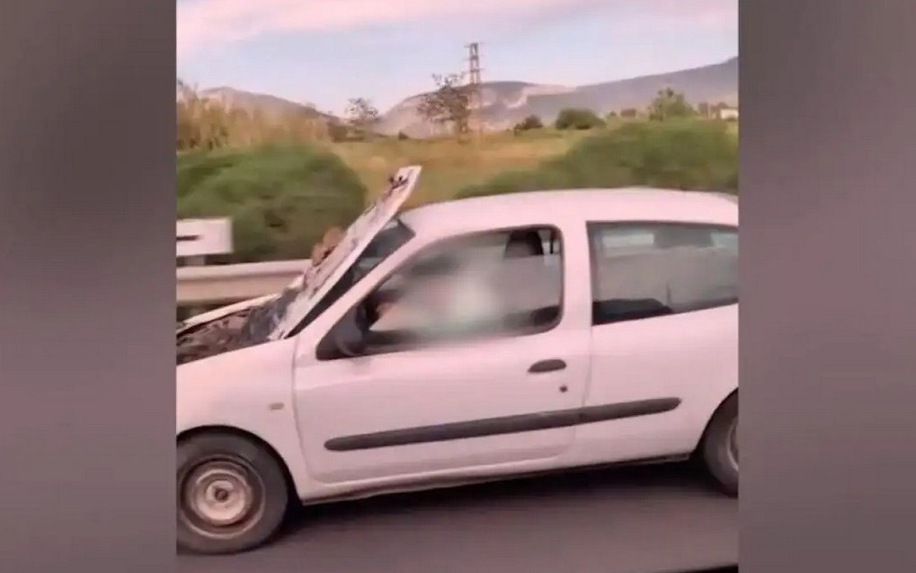 Οδηγούσε στην Εθνική με το καπό σηκωμένο – «Ήταν ατύχημα», είπε η εταιρεία