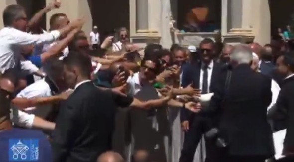 Ενθουσιώδης πιστός πέταξε στον Πάπα Λέοντα κασκόλ της Ρόμα και τον βρήκε στο κεφάλι