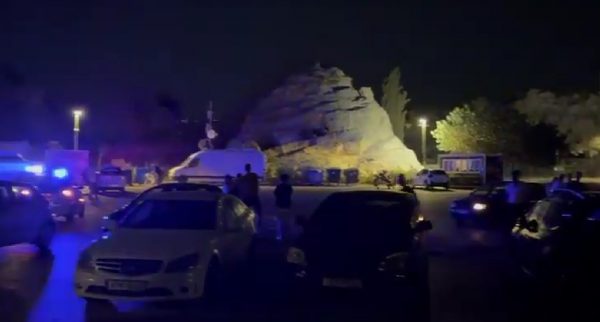 Διαρροή πετρελαίου από γεννήτρια στο θέατρο Λυκαβηττού - Συγκρούστηκαν αυτοκίνητα που έκαναν κόντρες