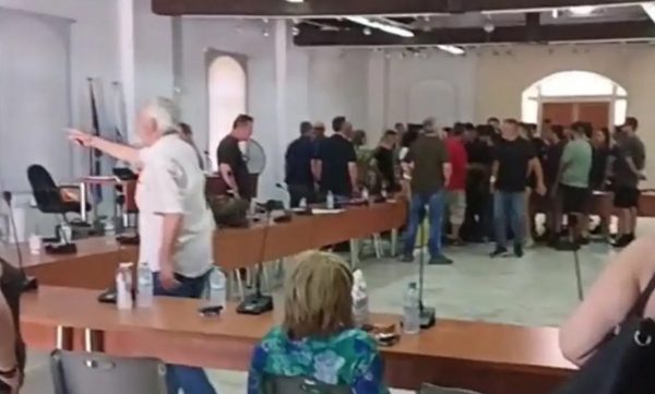 Λαύριο: Επεισοδιακό δημοτικό συμβούλιο με παρέμβαση του Ρουβίκωνα