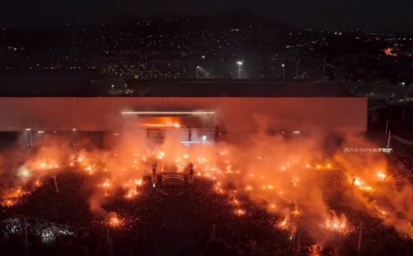 ΛΕΞ και Χάρις Αλεξίου ερμηνεύουν το «Φύγε» στη συναυλία του ράπερ στο ΟΑΚΑ μπροστά σε 60.000 θεατές