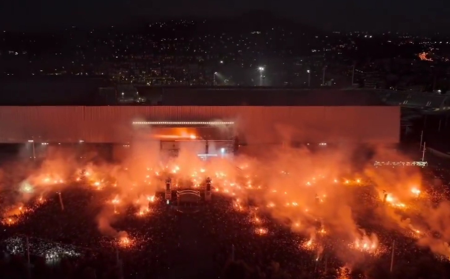 ΛΕΞ και Χάρις Αλεξίου ερμηνεύουν το «Φύγε» στη συναυλία του ράπερ στο ΟΑΚΑ μπροστά σε 60.000 θεατές