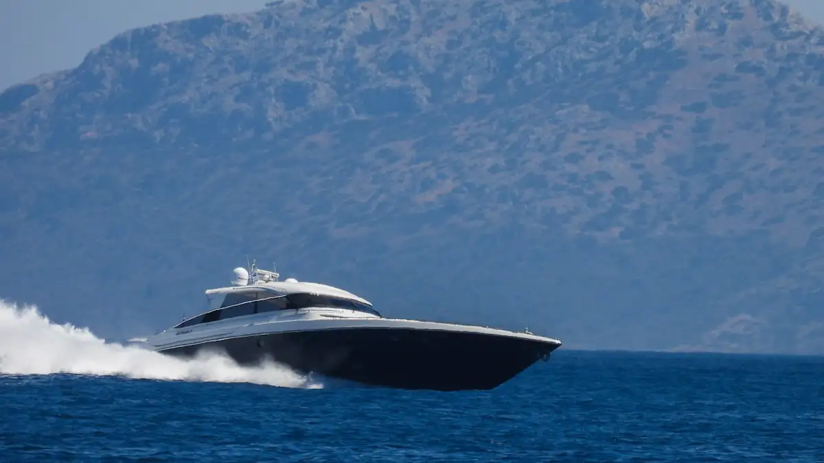 Θαλαμηγός με 7 επιβαίνοντες «έμπαζε» νερά και εξόκειλε στην Πάρο – Έφερε τη σημαία του Λιβάνου